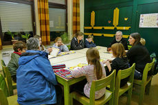 Symbolische Mantelteilung mit den Kommunionkindern (Foto: Karl-Franz Thiede)